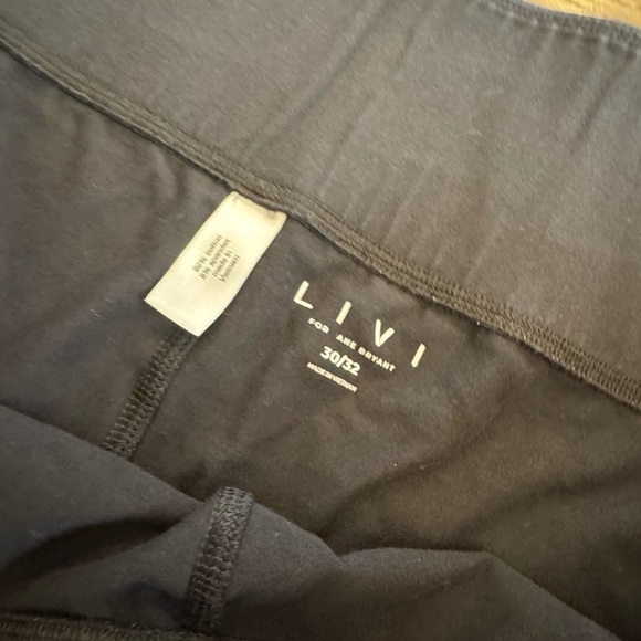 Livi Active lane Bryant black pocket Shorts size 30/32 Black Women's Shorts - Picture 2 of 3